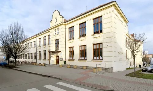 B084 ZŠ Sirotkova (Chlapecká a dívčí obecná a měšťanská škola)